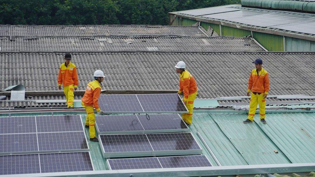 Technician installing rooftop solar panels on a residential house in Raipur, Chhattisgarh