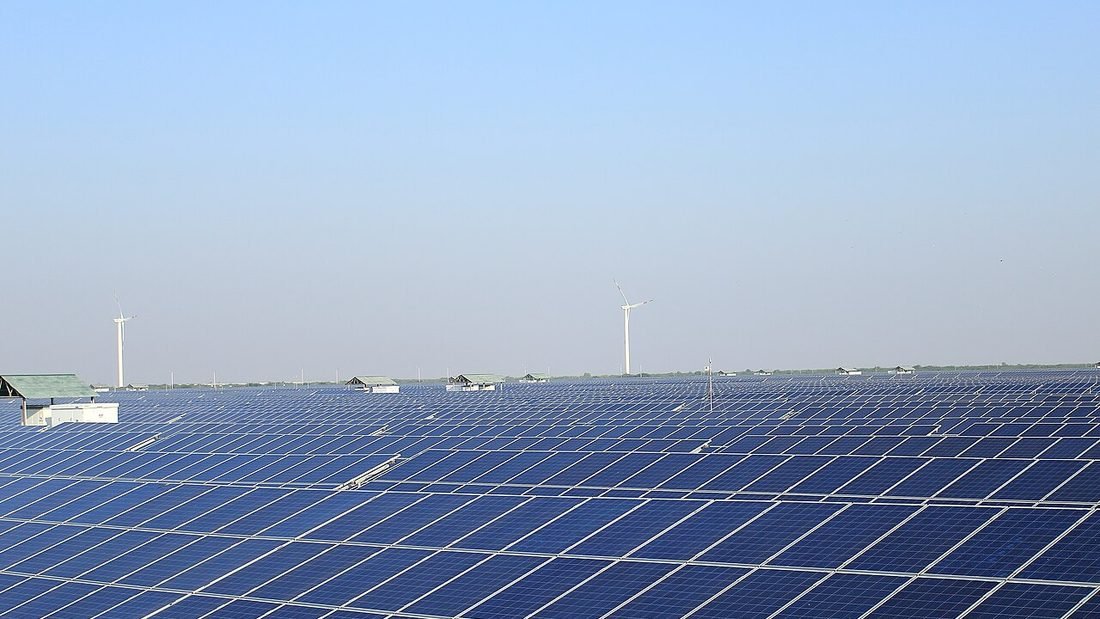 Large solar power plant in India with rows of photovoltaic panels, illustrating solar growth in Chhattisgarh
